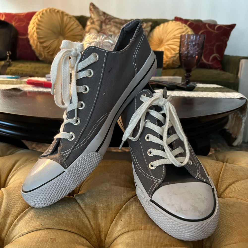 This is a pair of Men's Airwalk Legacee canvas sneakers.